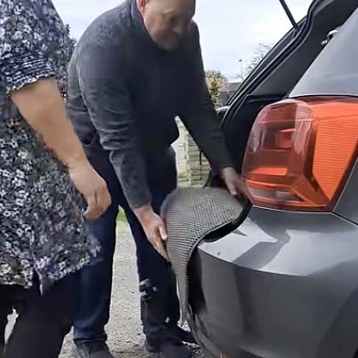 ABLE-1 læsses i bagagerummet på mindre personbil