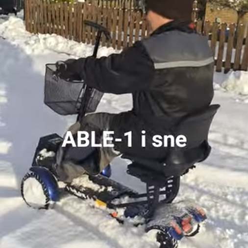 Handicap scooter i sne